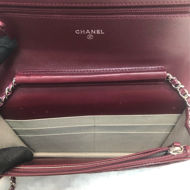 Chanel 棗紅漆皮浮雕扣WOC XC040-9