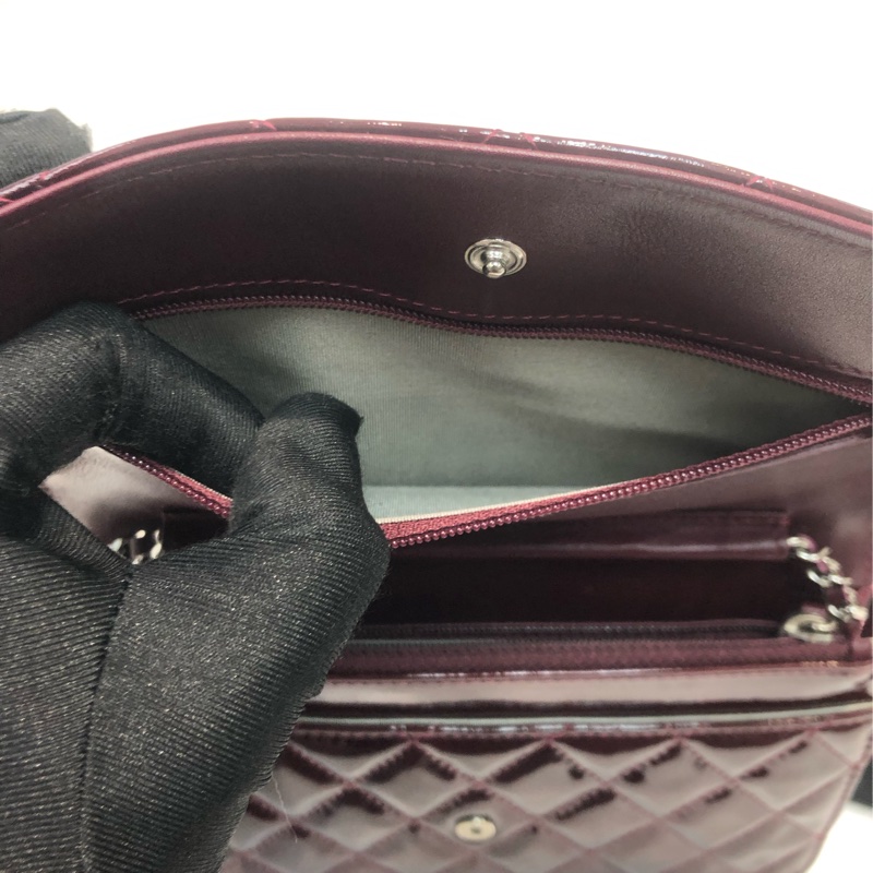 Chanel 棗紅漆皮浮雕扣WOC XC040-14