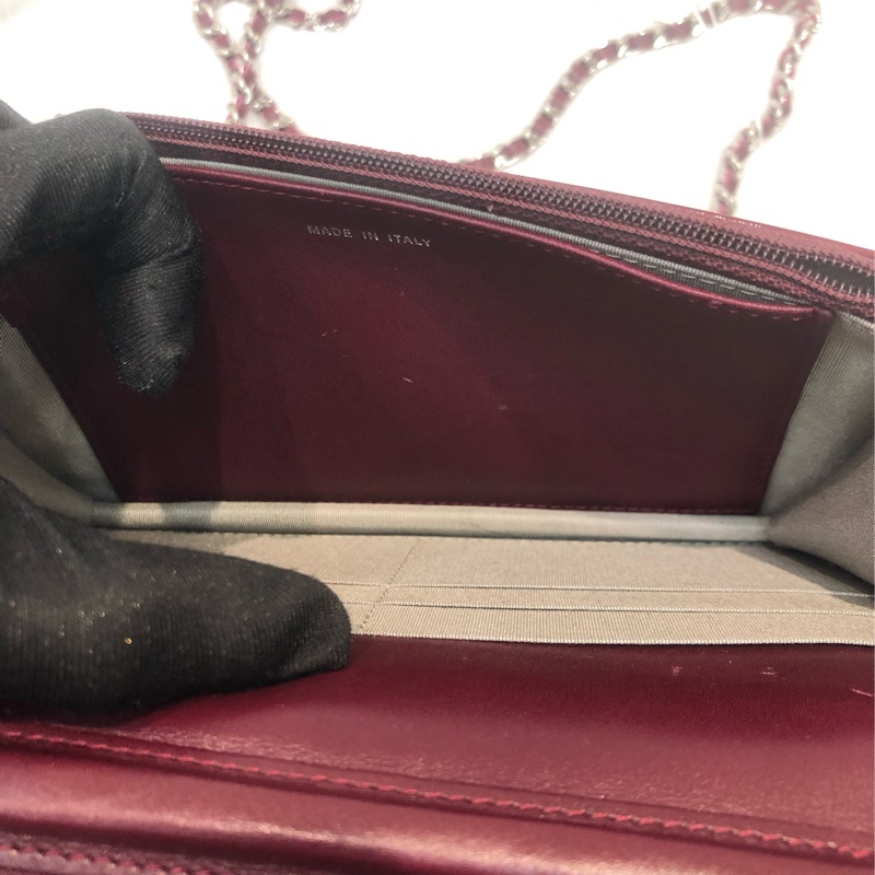 Chanel 棗紅漆皮浮雕扣WOC XC040-15