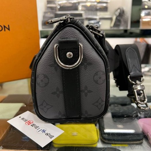 東區正精品㊣LV M46271 KEEPALL BANDOULIÈRE 25CM 黑灰色字紋拼色雙色手提斜背兩用包 RA1846-5
