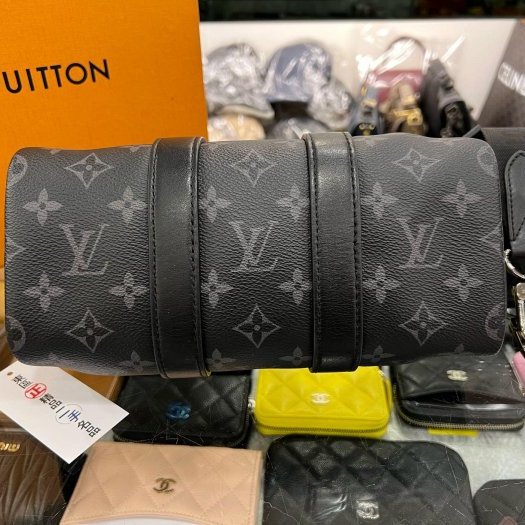 東區正精品㊣LV M46271 KEEPALL BANDOULIÈRE 25CM 黑灰色字紋拼色雙色手提斜背兩用包 RA1846-7