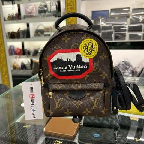 東區正精品㊣ LV WORLD TOURS M42971 原花字紋拼黑皮革徽章迷你後背包小書包 RZ5568