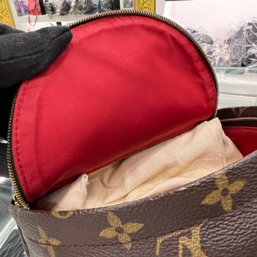 東區正精品㊣ LV WORLD TOURS M42971 原花字紋拼黑皮革徽章迷你後背包小書包 RZ5568-2