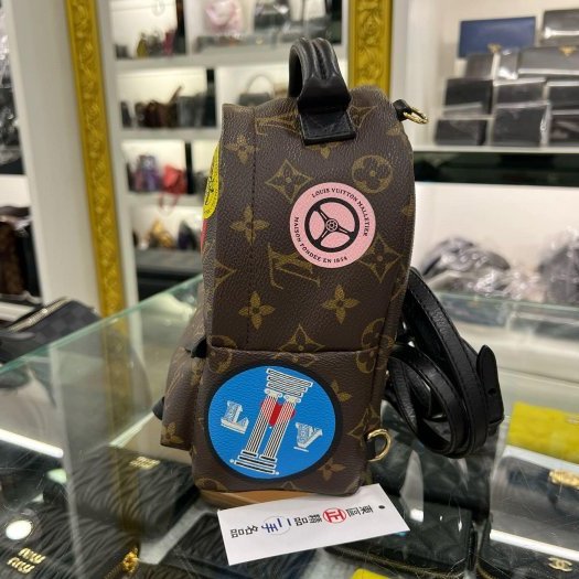 東區正精品㊣ LV WORLD TOURS M42971 原花字紋拼黑皮革徽章迷你後背包小書包 RZ5568-4