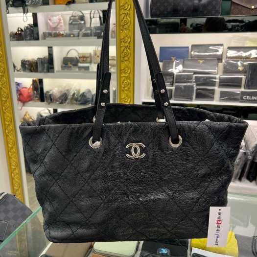 東區正精品㊣CHANEL ON THE ROAD 香奈兒黑色荔枝牛皮銀扣肩背包購物袋 RA1813-0