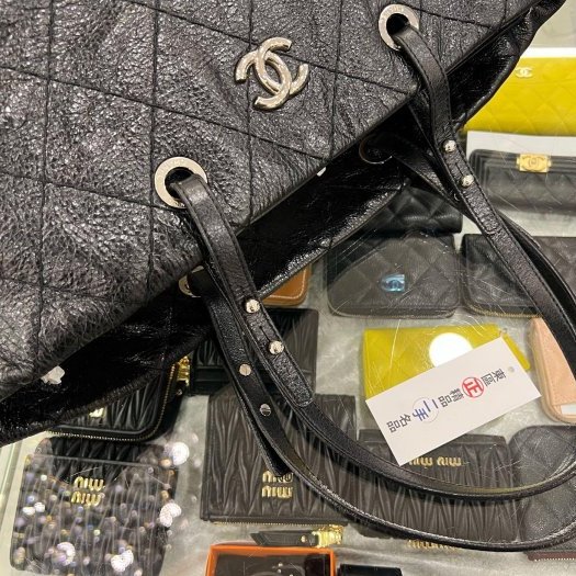 東區正精品㊣CHANEL ON THE ROAD 香奈兒黑色荔枝牛皮銀扣肩背包購物袋 RA1813-2