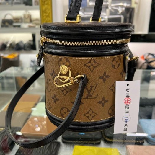 東區正精品㊣LV M43986 CANNES 字紋雙色金釦拉鍊手提包斜背包圓桶包 RZ5567-4