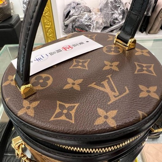東區正精品㊣LV M43986 CANNES 字紋雙色金釦拉鍊手提包斜背包圓桶包 RZ5567-6