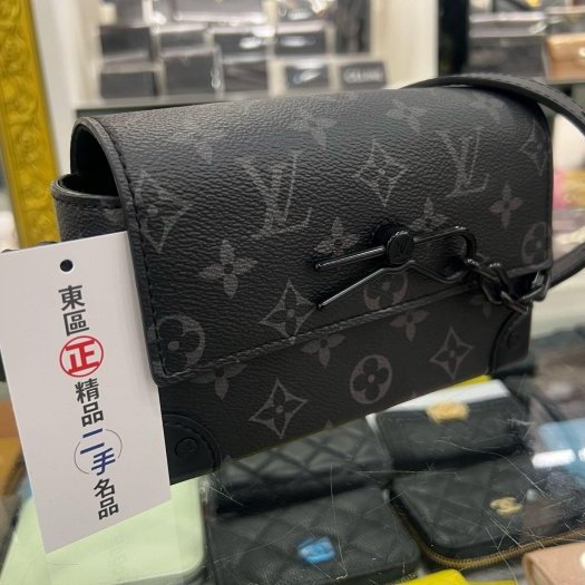 東區正精品㊣LV STEAMER Wearable Wallet M81783 黑灰字紋拼黑色皮革翻蓋方型斜背包 RZ5971-8