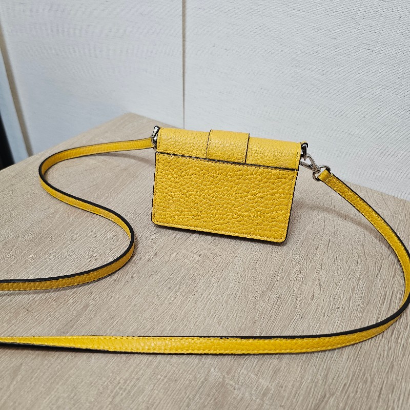 [CP值好物😍] Fendi Mini黃牛皮FF磁吸釦名片卡包-1
