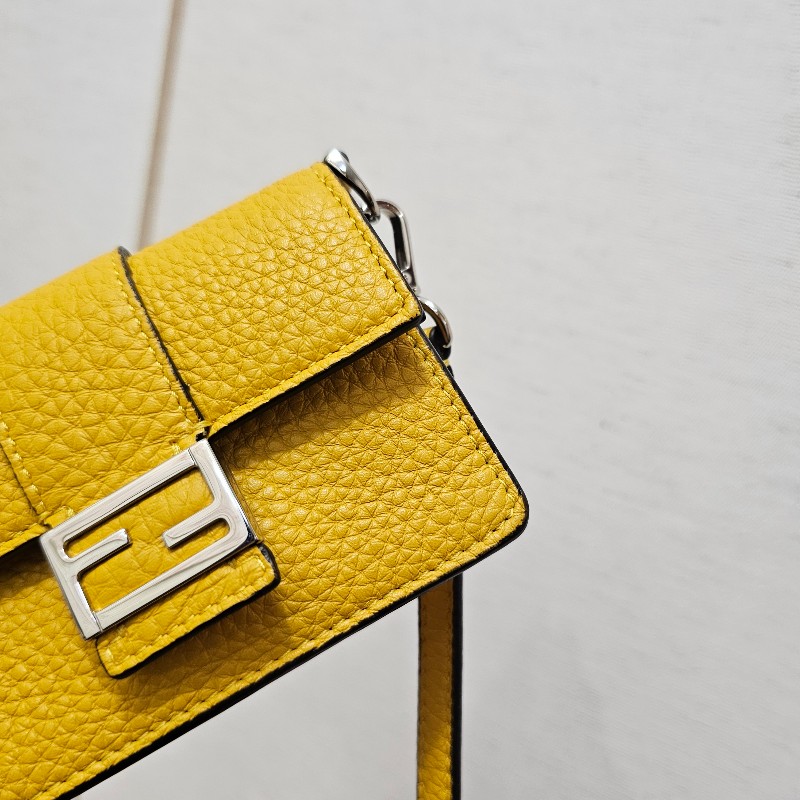 [CP值好物😍] Fendi Mini黃牛皮FF磁吸釦名片卡包-3