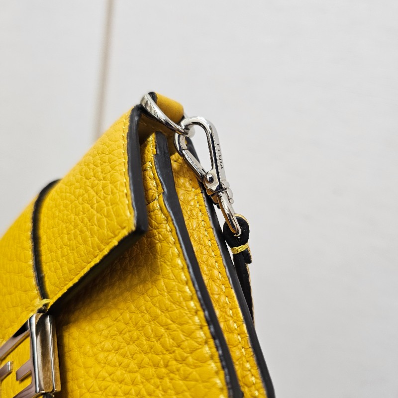 [CP值好物😍] Fendi Mini黃牛皮FF磁吸釦名片卡包-4