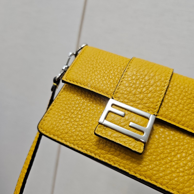 [CP值好物😍] Fendi Mini黃牛皮FF磁吸釦名片卡包-6