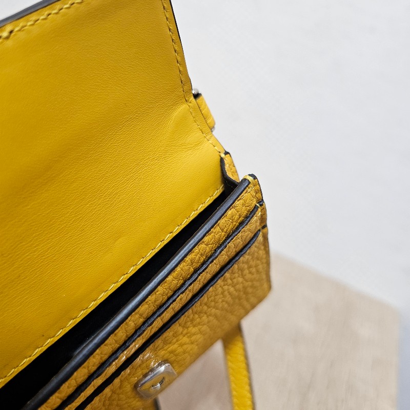 [CP值好物😍] Fendi Mini黃牛皮FF磁吸釦名片卡包-14