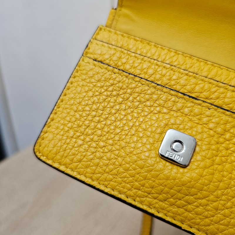 [CP值好物😍] Fendi Mini黃牛皮FF磁吸釦名片卡包-16