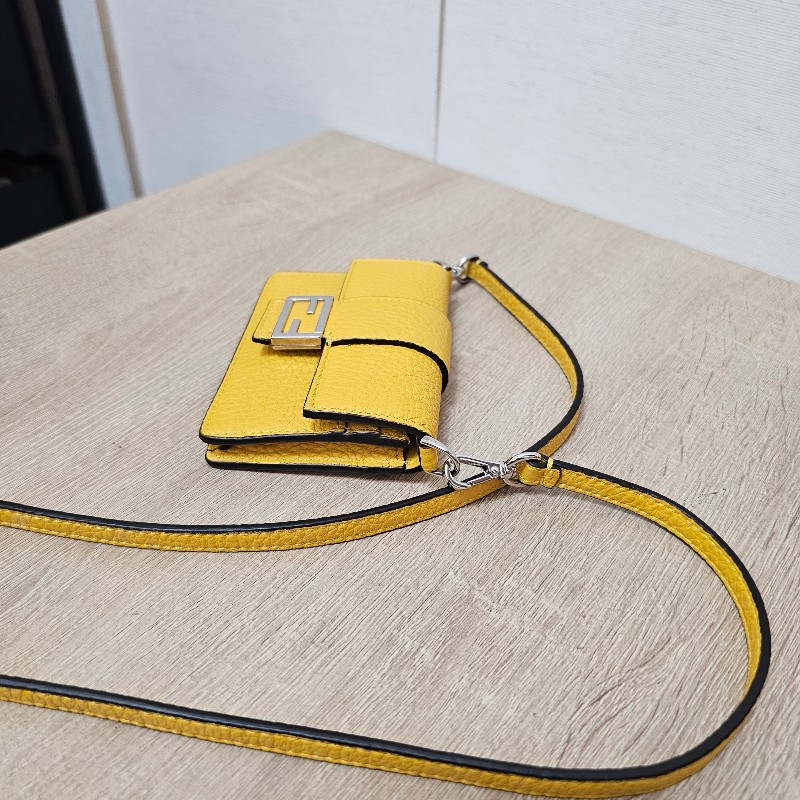[CP值好物😍] Fendi Mini黃牛皮FF磁吸釦名片卡包-17