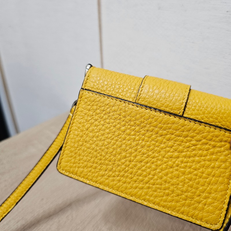 [CP值好物😍] Fendi Mini黃牛皮FF磁吸釦名片卡包-19