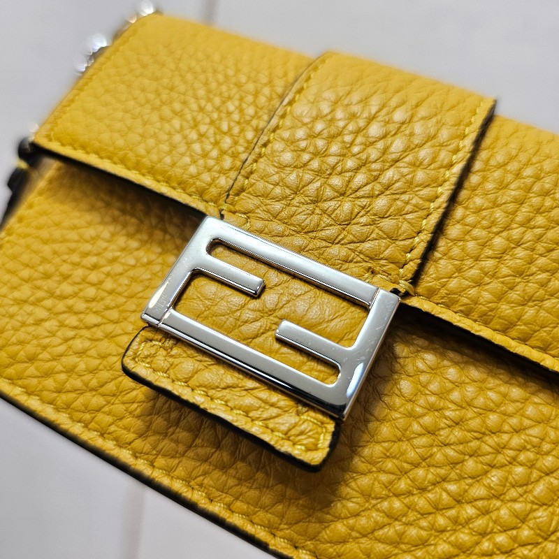 [CP值好物😍] Fendi Mini黃牛皮FF磁吸釦名片卡包-22