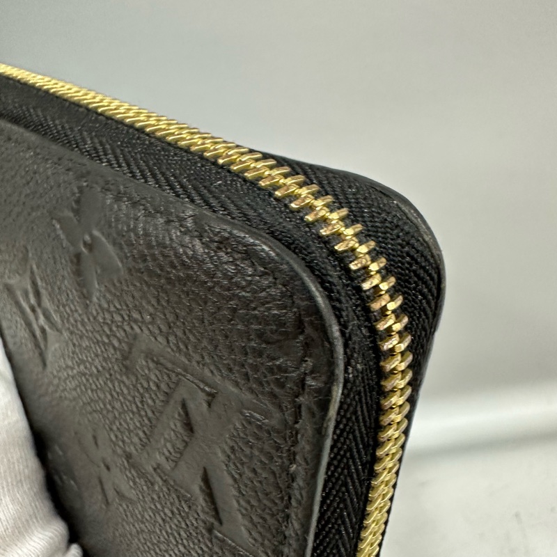 LV M61864 黑牛皮壓紋金釦拉鏈長夾-2