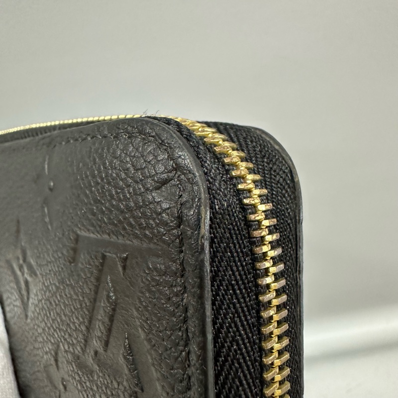 LV M61864 黑牛皮壓紋金釦拉鏈長夾-3