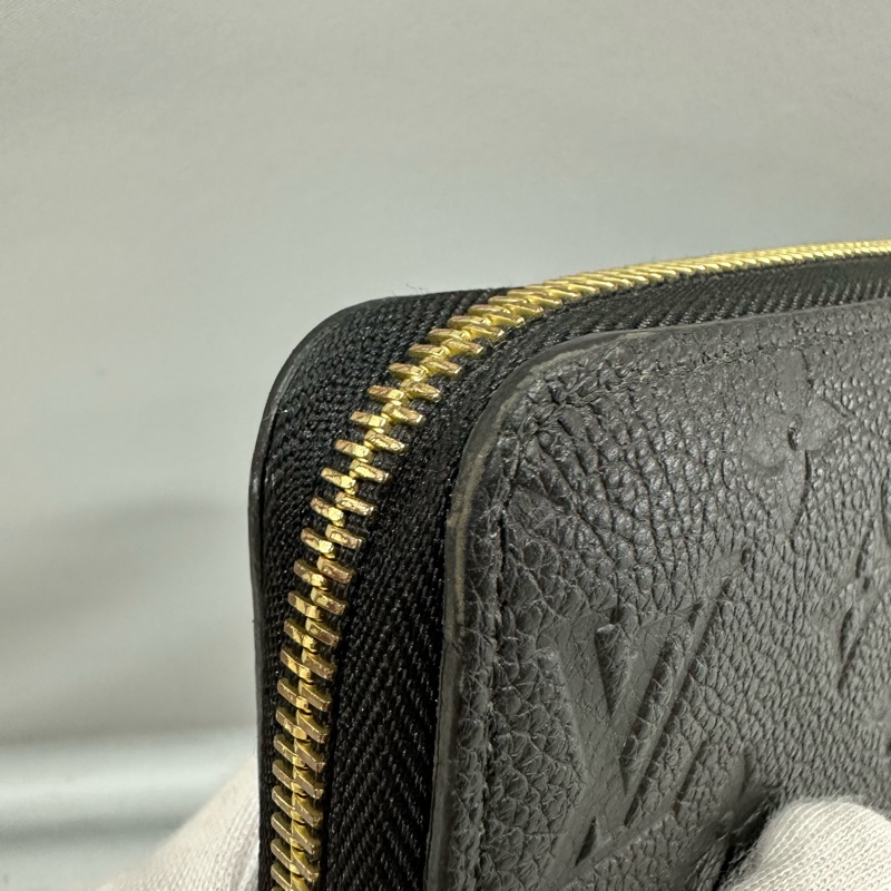LV M61864 黑牛皮壓紋金釦拉鏈長夾-4