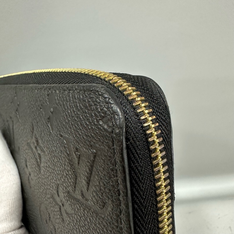 LV M61864 黑牛皮壓紋金釦拉鏈長夾-6