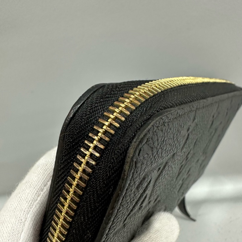 LV M61864 黑牛皮壓紋金釦拉鏈長夾-7