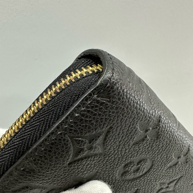 LV M61864 黑牛皮壓紋金釦拉鏈長夾-9
