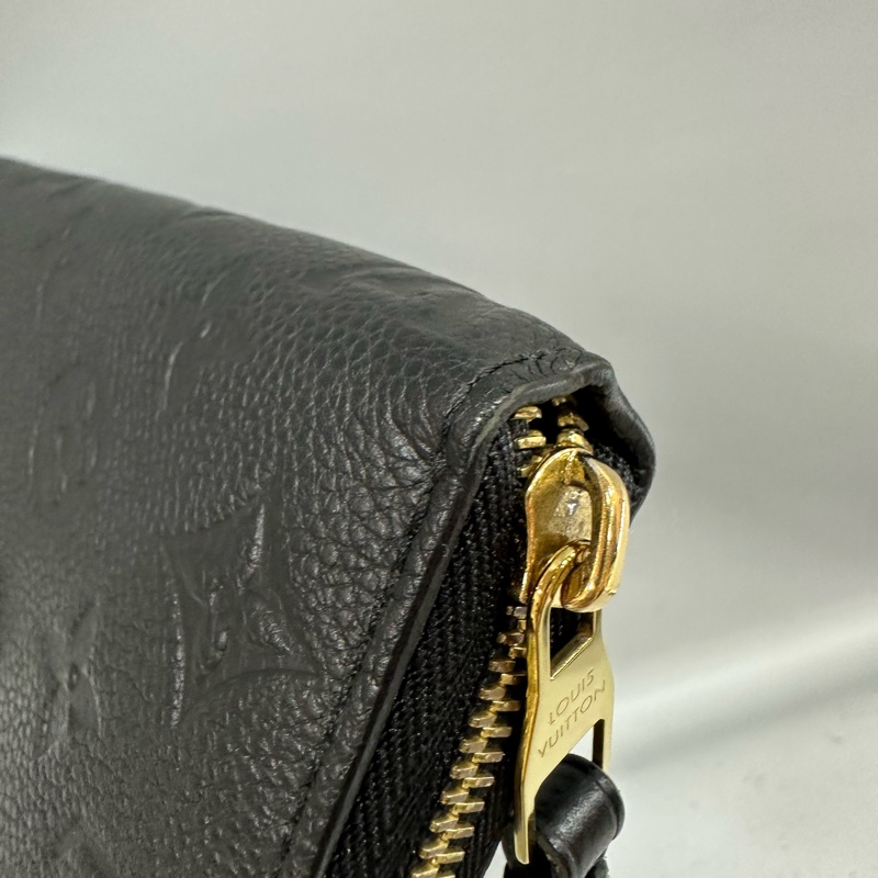LV M61864 黑牛皮壓紋金釦拉鏈長夾-10