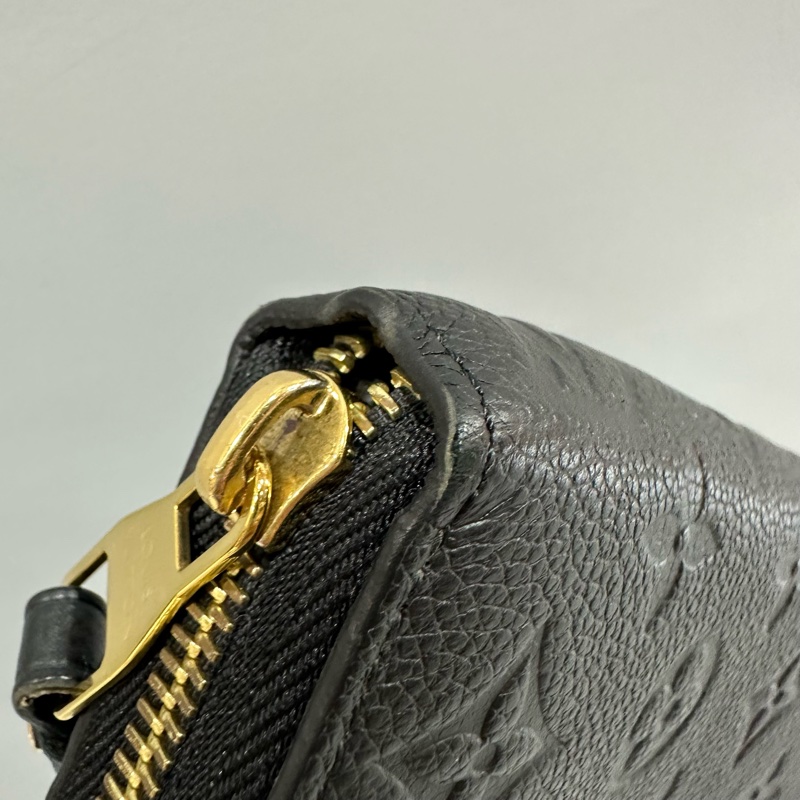LV M61864 黑牛皮壓紋金釦拉鏈長夾-11