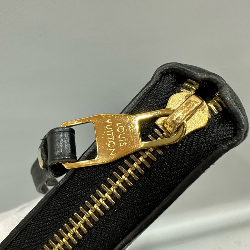 LV M61864 黑牛皮壓紋金釦拉鏈長夾-12