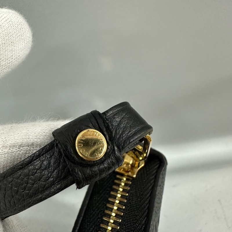 LV M61864 黑牛皮壓紋金釦拉鏈長夾-13