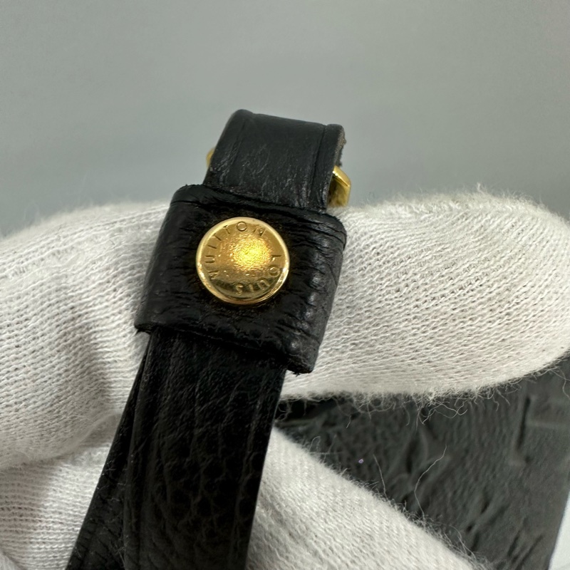 LV M61864 黑牛皮壓紋金釦拉鏈長夾-14