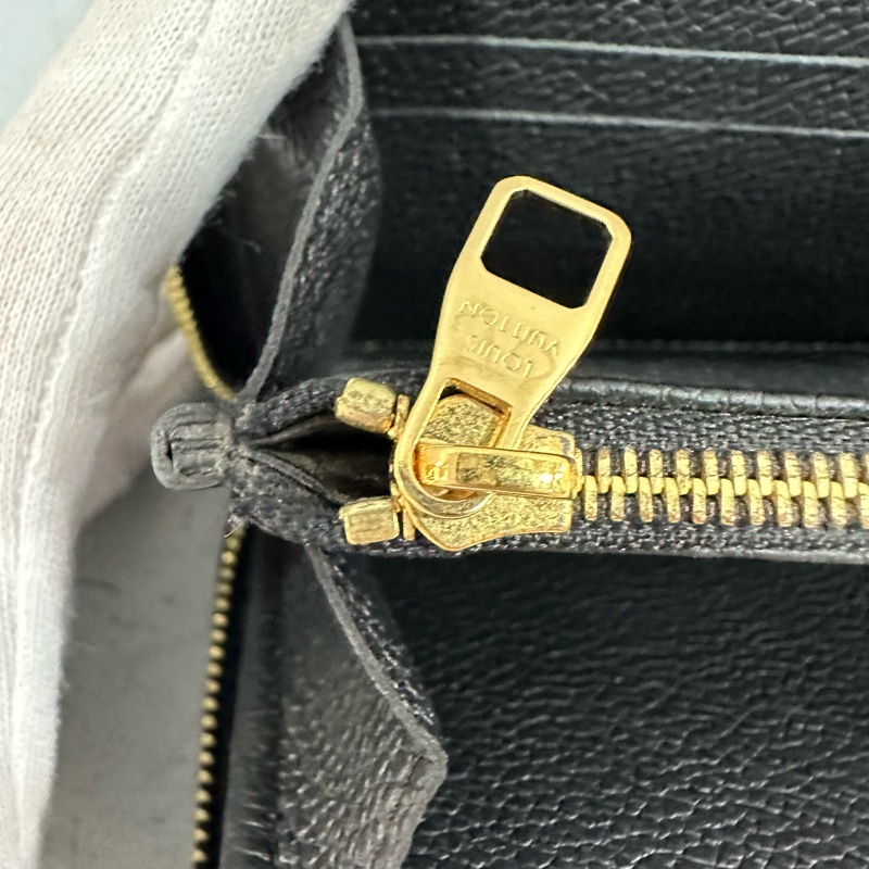 LV M61864 黑牛皮壓紋金釦拉鏈長夾-23