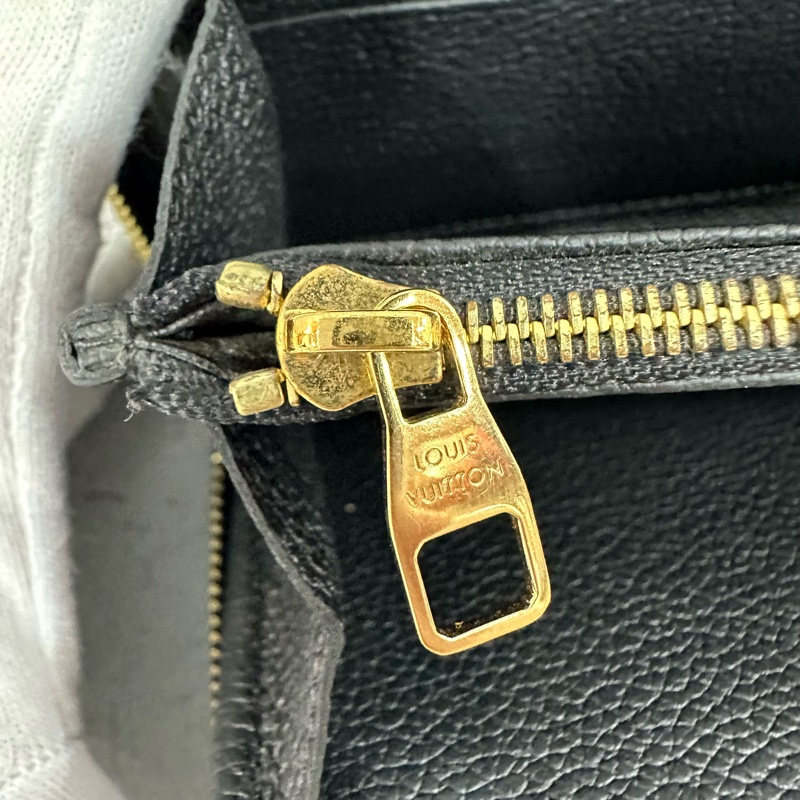 LV M61864 黑牛皮壓紋金釦拉鏈長夾-24