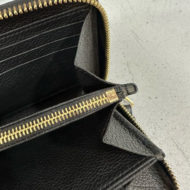 LV M61864 黑牛皮壓紋金釦拉鏈長夾-29