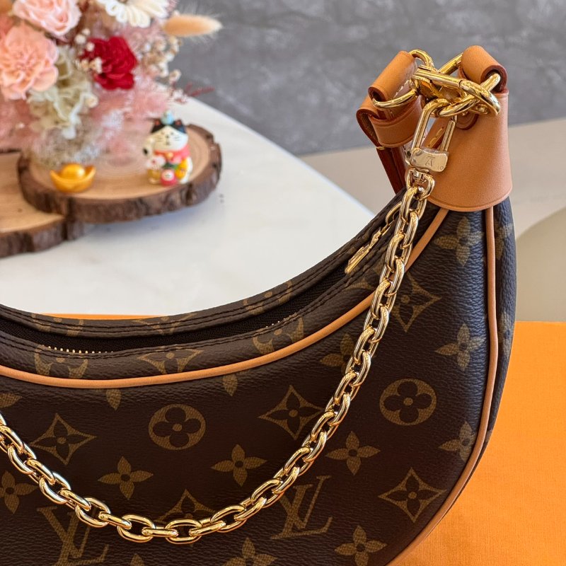 *SHIHNA名牌精品* LV Loop 鍊帶彎月側背包-3