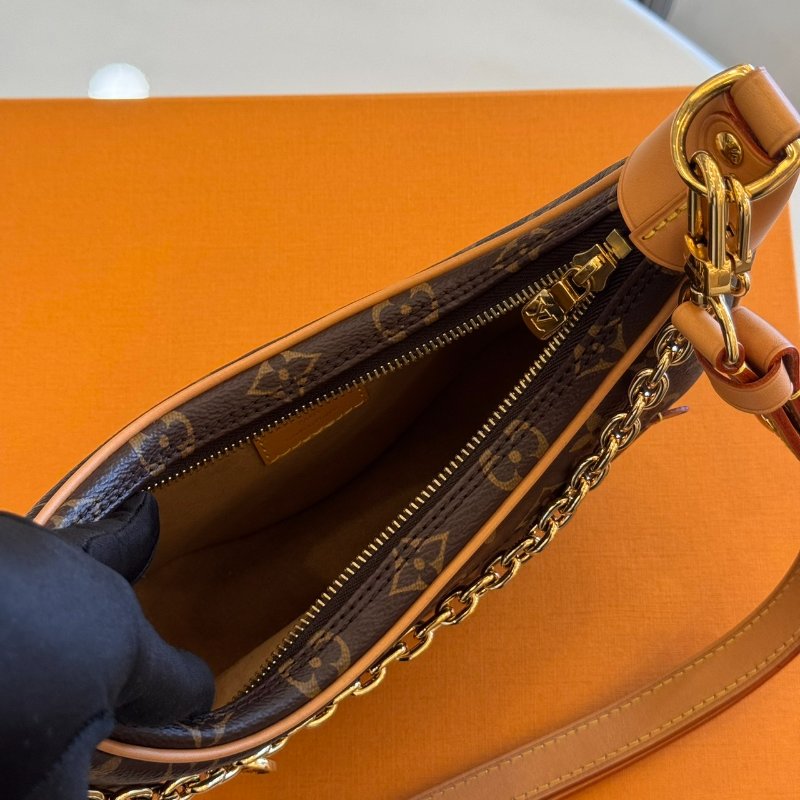 *SHIHNA名牌精品* LV Loop 鍊帶彎月側背包-7