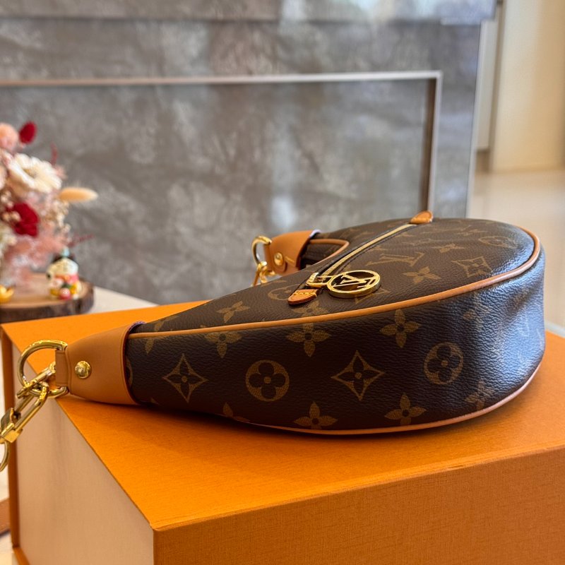 *SHIHNA名牌精品* LV Loop 鍊帶彎月側背包-8