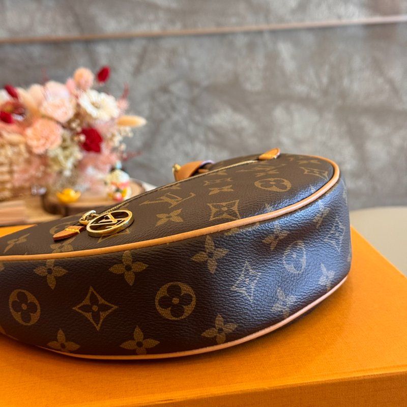 *SHIHNA名牌精品* LV Loop 鍊帶彎月側背包-9