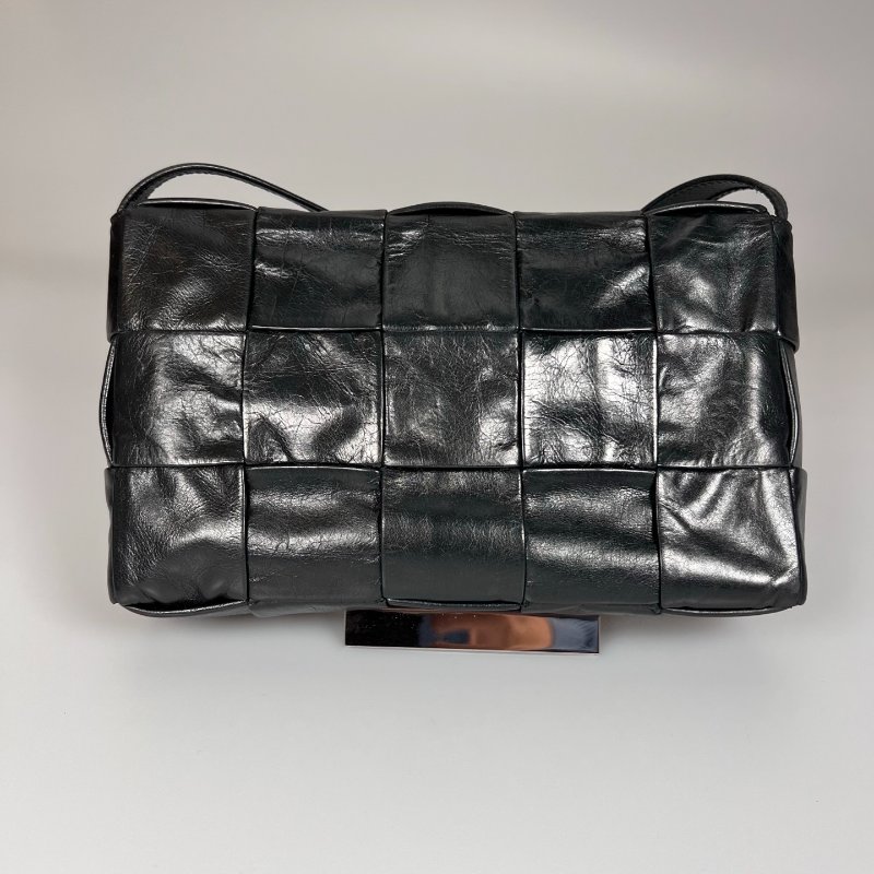 BV 晶片款 黑油蠟皮CASSETTE 5*3肩背包-1