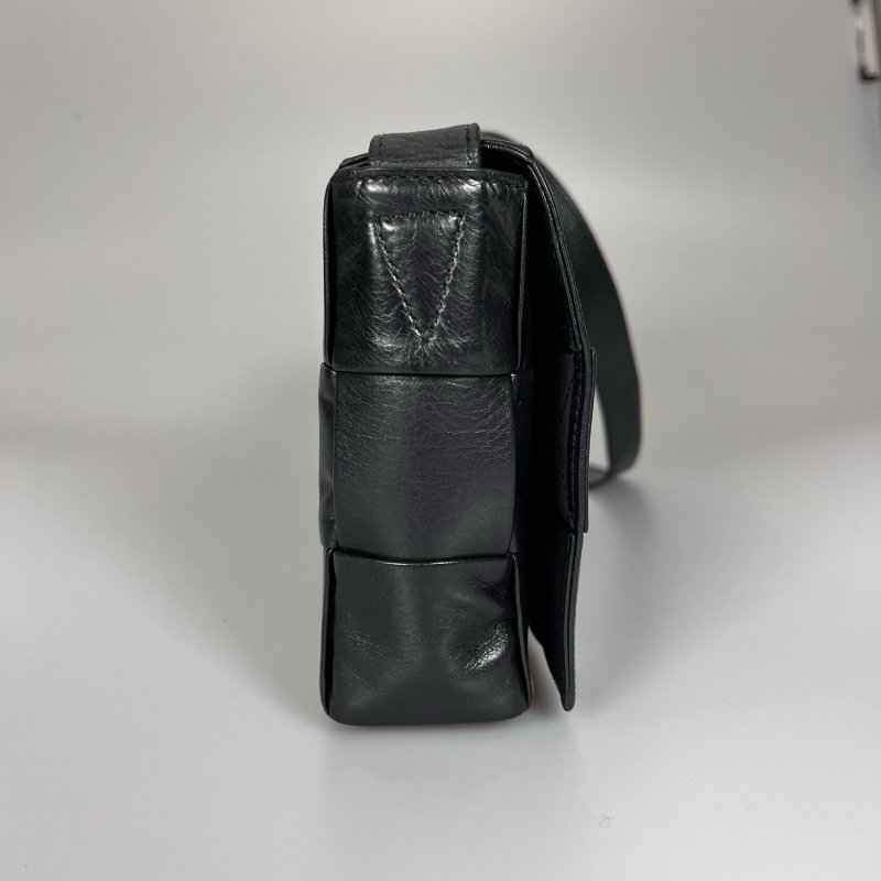 BV 晶片款 黑油蠟皮CASSETTE 5*3肩背包-2