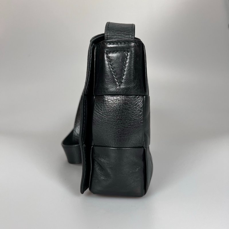 BV 晶片款 黑油蠟皮CASSETTE 5*3肩背包-3