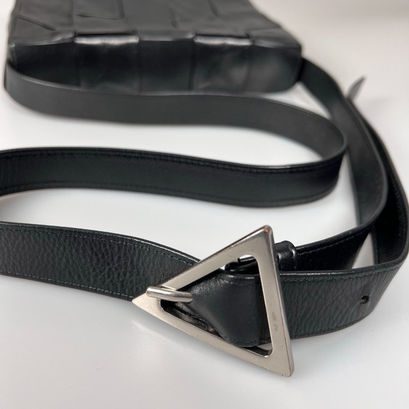 BV 晶片款 黑油蠟皮CASSETTE 5*3肩背包-11