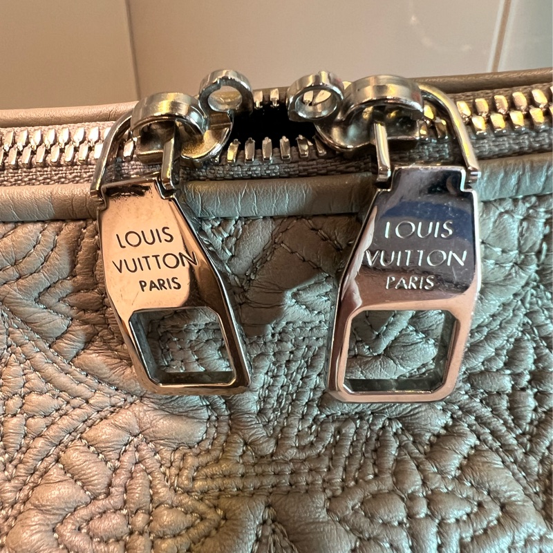 【年終限時八折特價 】 Louis Vuitton Monogram Antheia Ixia GM 灰色安緹雅系列柔美刺繡小羊皮托特/旅行包-5