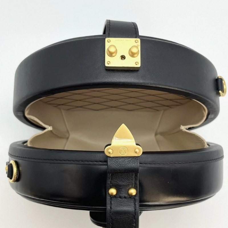 LV限量秀款浮雕黑色硬圓餅包 芯片款17*16*7 99新配件塵袋購證-4