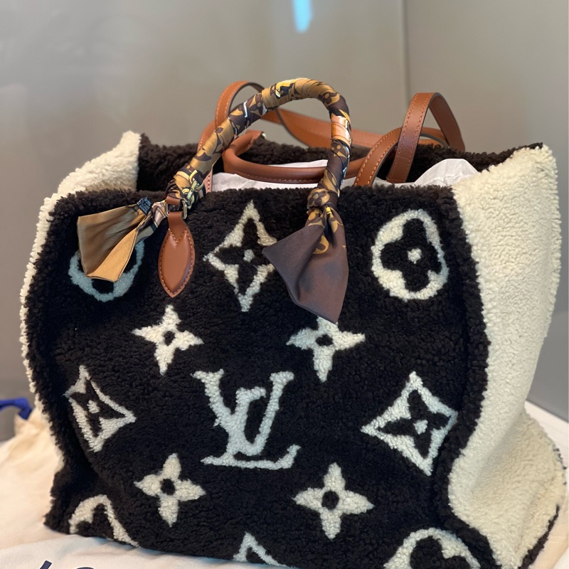 LV Teddy Monogram On The Go GM 路易威登羊毛泰迪托特購物包-0