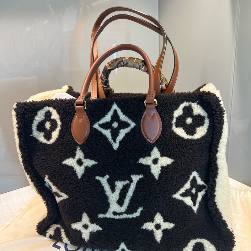 LV Teddy Monogram On The Go GM 路易威登羊毛泰迪托特購物包-1