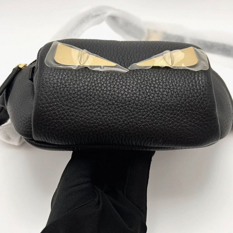 FENDI黑金小怪獸牛皮斜背腰包 27*14*6 全新閒置配件盒子塵袋-4