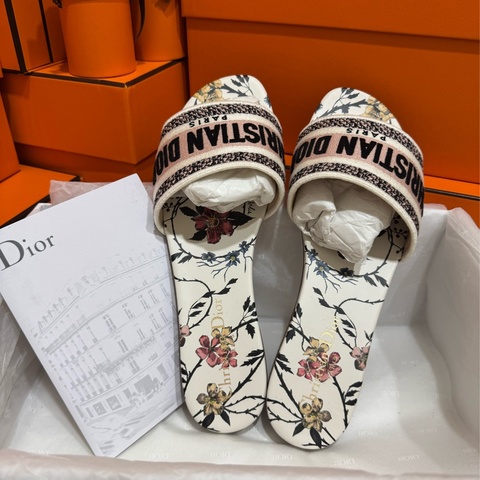 Dior Christina 一眼就愛上的繁花公主拖鞋 🌸 尺寸38